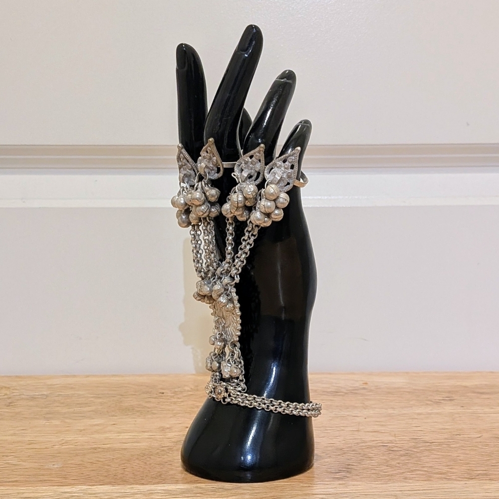 NWT Beckwoman Oxidized Silvertone Chain Bracelet with Rings Hathphool - Picture 3 of 7